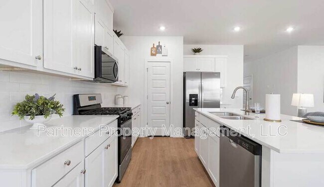 Building Photo - 1918 Larkspur St