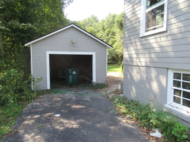Building Photo - 831 Cedar St