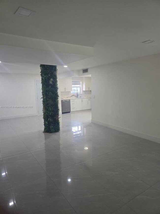 Building Photo - 9373 Fontainebleau Blvd