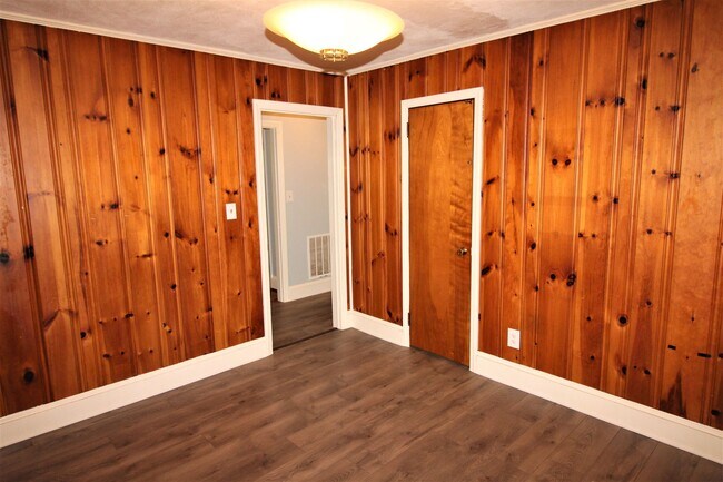 Building Photo - 2 bedroom Ranch with Fenced in Back Yard!!