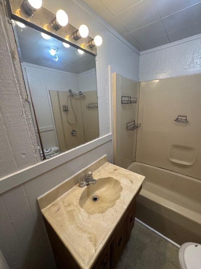 Building Photo - 3808 Eastway Dr