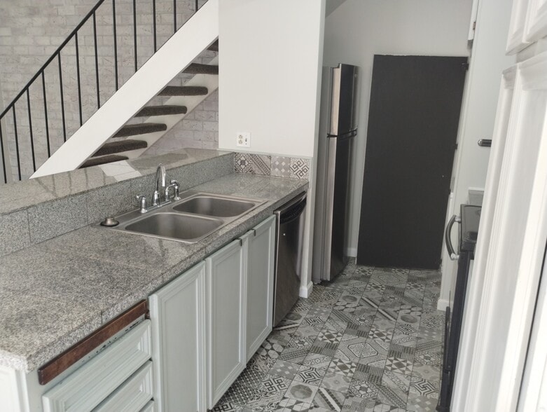 Building Photo - 5010 Tahiti Way