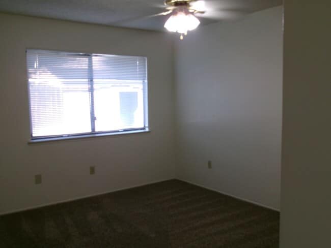 Building Photo - LAURELGLEN ! Application Pending