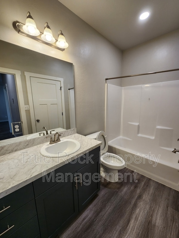 Building Photo - 416 E 13th St