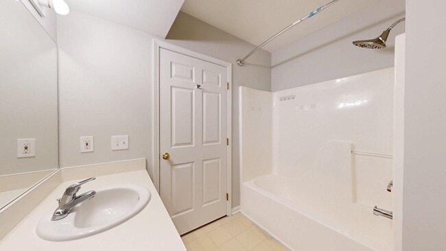 Building Photo - 2767 S Knightsbridge Cir