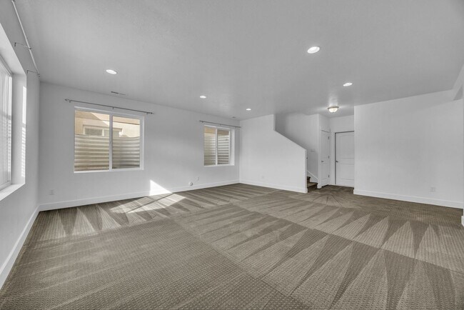 Building Photo - 3 Bedroom Townhome in Riverton!