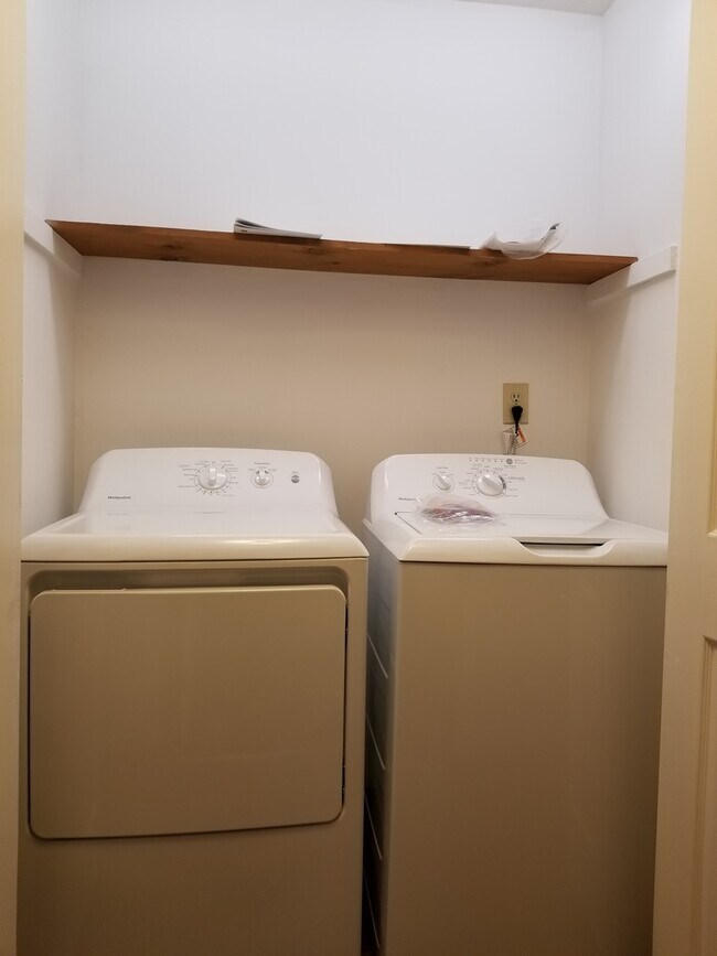 Building Photo - * August 2026* GREAT 3 Bed House!!