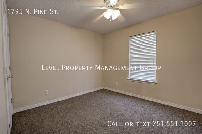 Building Photo - 2bd/2ba Duplex available now