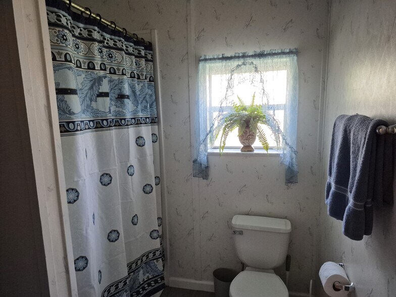 Hall bath - 4995 Spiral Way