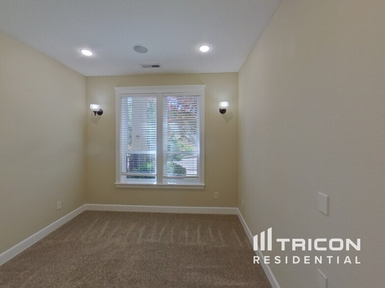 Building Photo - 3993 NW Currawong Ct