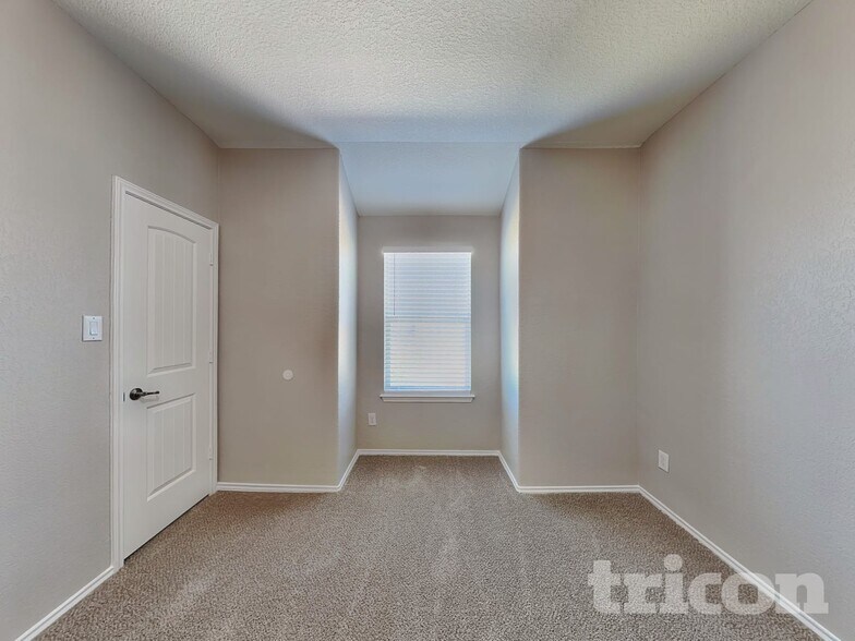 Building Photo - 584 Saddlehorn Way