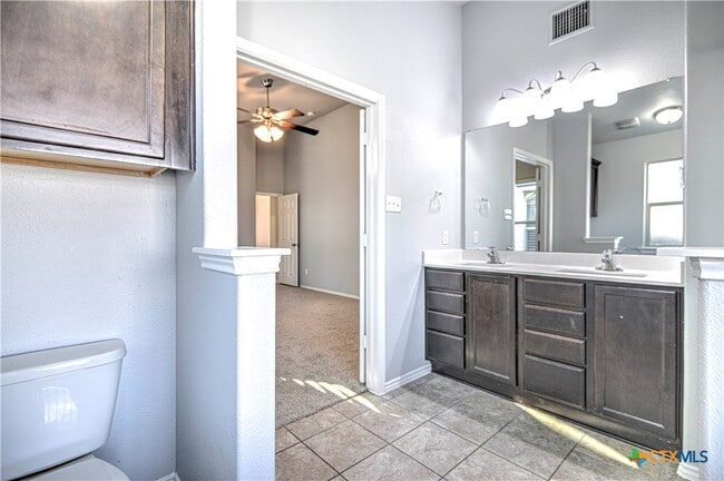Building Photo - 5726 Stonehaven Dr