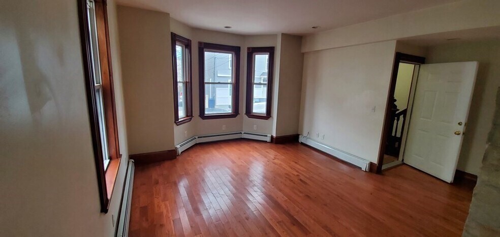 Building Photo - 69 Mozart St