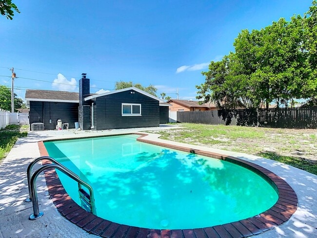 Building Photo - Stunning Rental Pool House in South St. Pe...