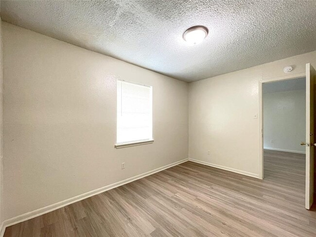 Building Photo - 904 N Meadows Dr