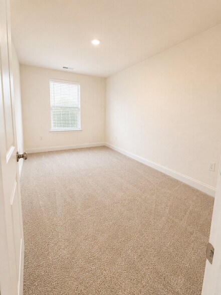 Building Photo - 484 Channel Drop Dr
