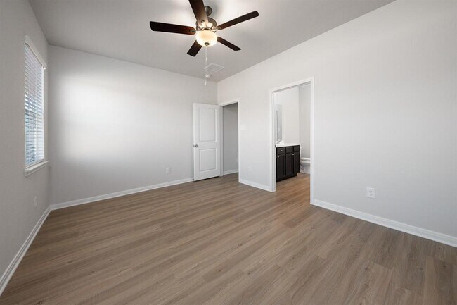 Building Photo - 15431 Maple Ter Dr