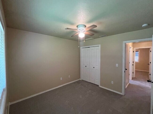 Building Photo - Beautiful 3 bed 2 bath home in the Woodsid...
