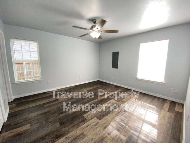 Building Photo - 924 E Annie St