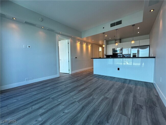 Building Photo - 4575 Dean Martin Dr