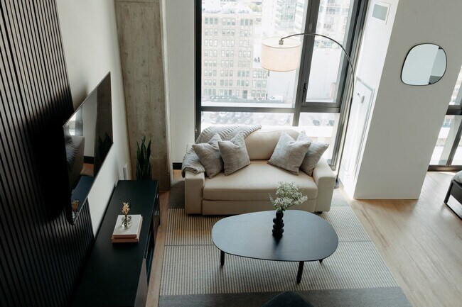 Building Photo - 755 S Clark St