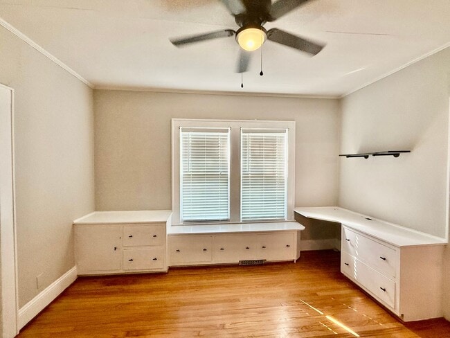 Building Photo - Three bedroom, 1 bath house in Burlington