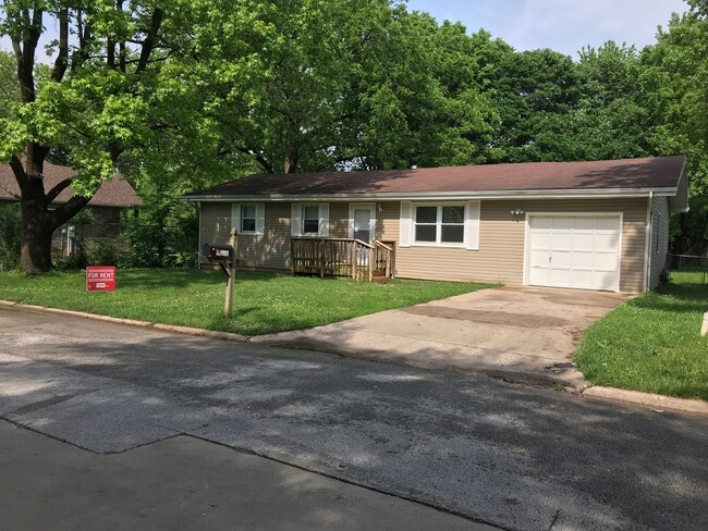 Primary Photo - Charming home with an attached Garage