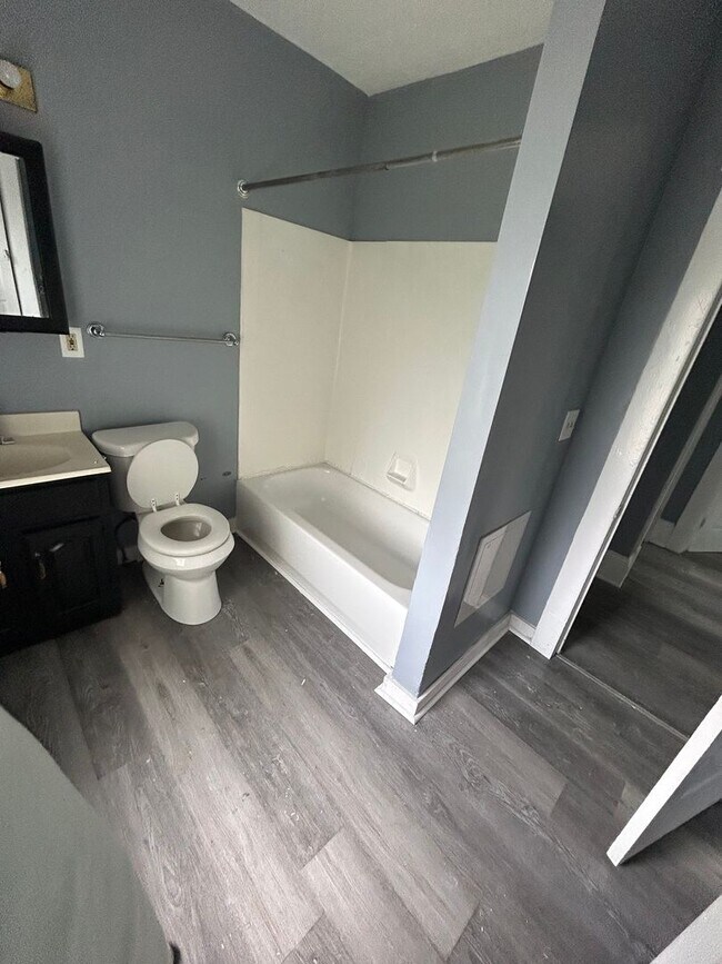 Building Photo - 4 bed 1.5 bath SECTION 8 READY!!