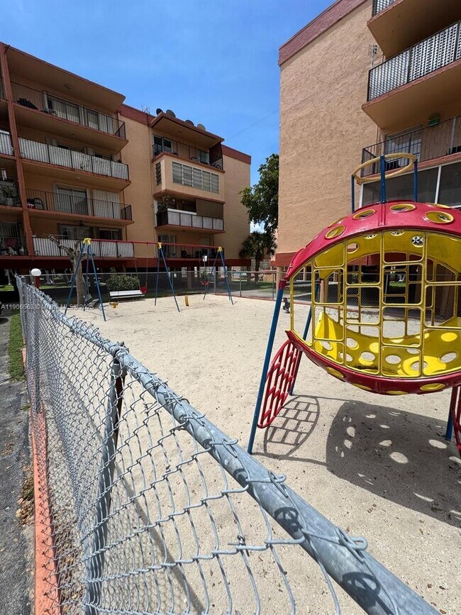 Building Photo - 1910 W 56th St