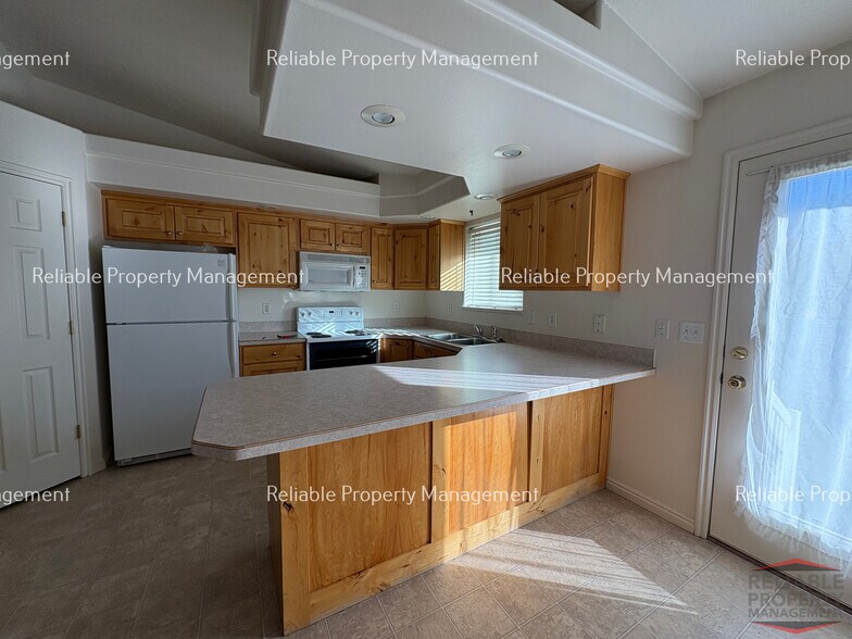 Building Photo - 1400 Falcon Dr