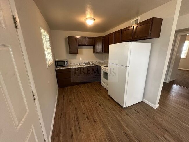 Building Photo - 2 bd/1 ba duplex 6111 E 153rd St #A, Grand...
