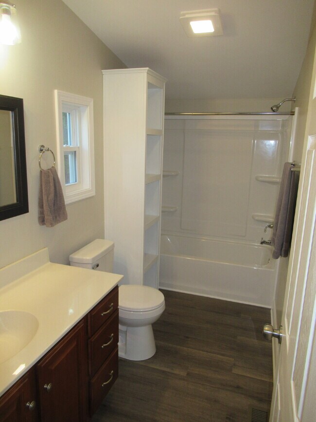 Building Photo - Move-In Ready 3-Bedroom Home in North Lincoln School District!