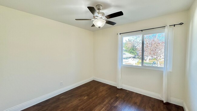 Building Photo - Beautifully Updated & Remodeled Upstairs C...