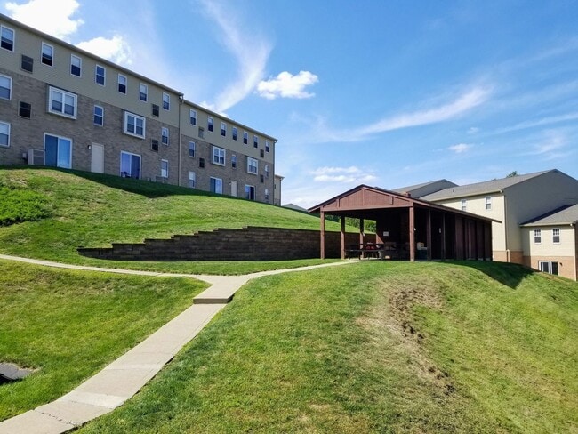 Building Photo - Fantastic North Hills 1 BR! Equipped Kitchen Including Dishwasher! Call TODAY!