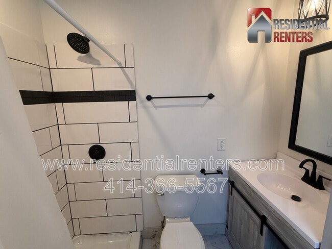 Building Photo - 2033 S 82nd St