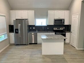 Building Photo - 15772 Aspen Dr