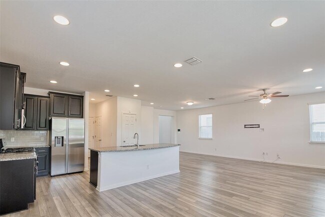 Building Photo - 3201 E College Park Dr