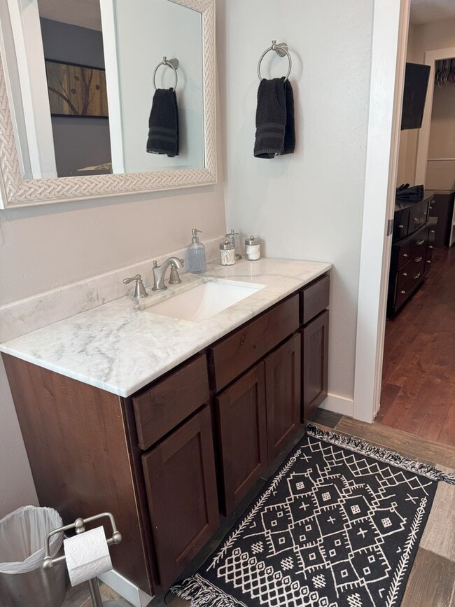Building Photo - Fully Furnished - Long Term - Adorable Cab...
