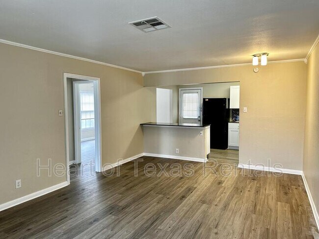 Building Photo - 2225 Pine Ave