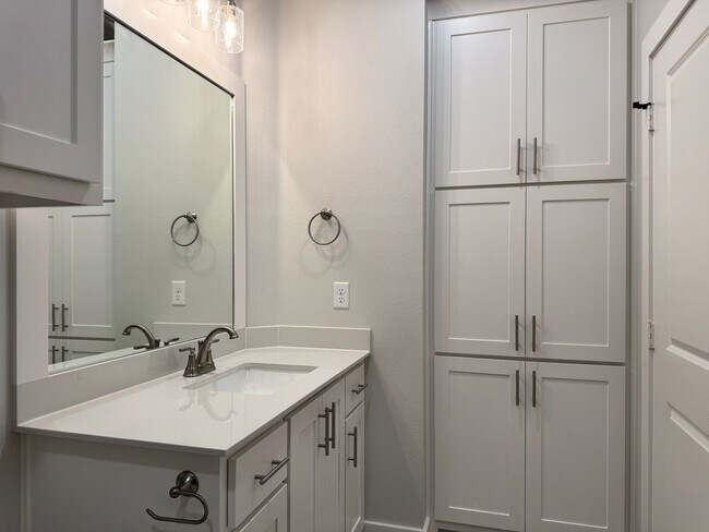 Building Photo - 9256 Villas Ct