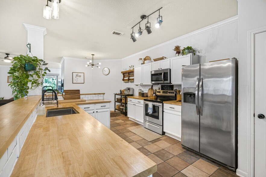 Building Photo - 905 Melted Candle Cove