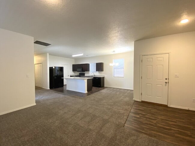 Building Photo - MUST SEE 3BR/2Bath