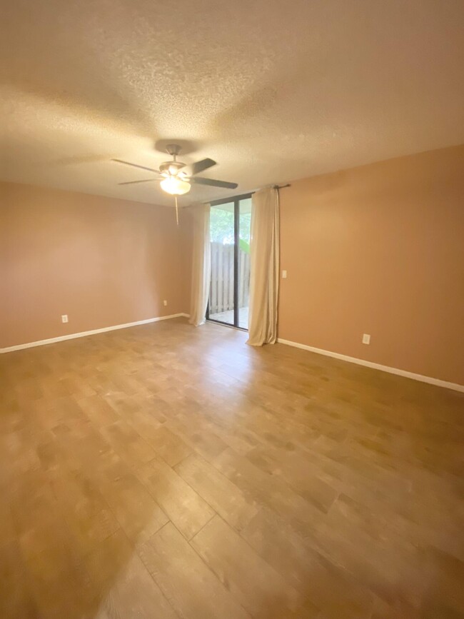 Building Photo - 5859 Fox Hollow Dr