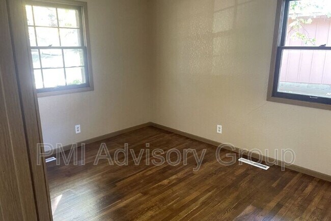 Building Photo - 2213 SE Davies St