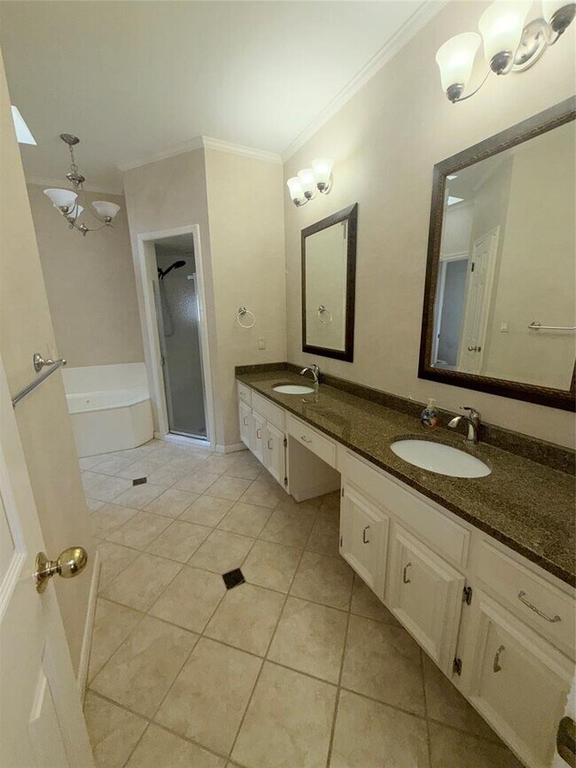 Building Photo - 611 Rolling Green Dr