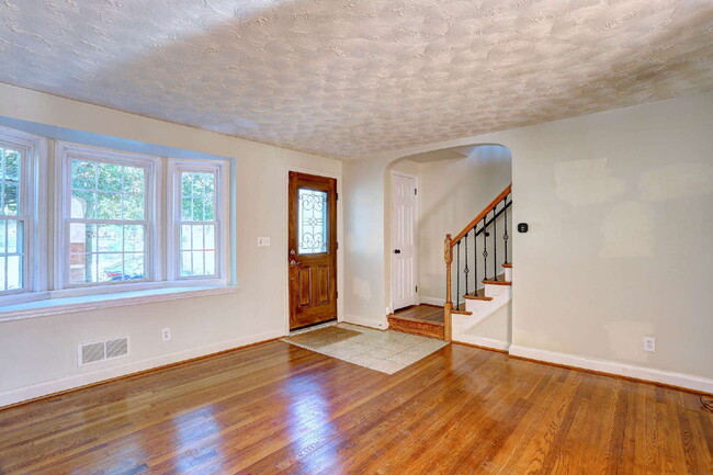 Building Photo - (3BD/2BA) Fabulous Rodgers Forge Townhome