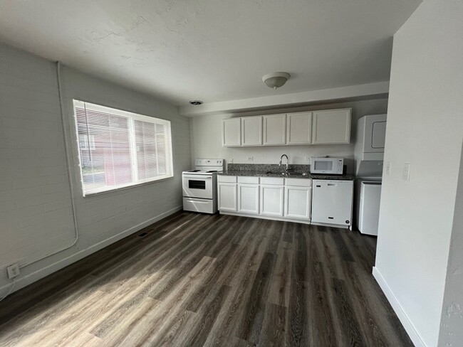 Building Photo - 860 E 500 S