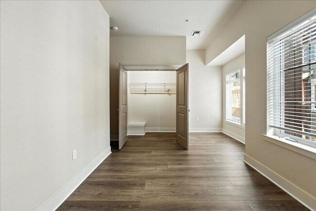 Building Photo - Versatile Townhome: Perfect for Live/Work ...