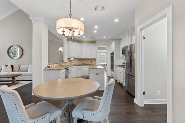Building Photo - 4 Bedroom 3.5 Bath Heights At Stone Oak Subdivision