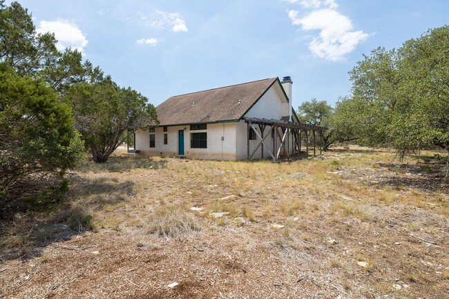 Building Photo - Quiet home nestled on 5 acres in the country